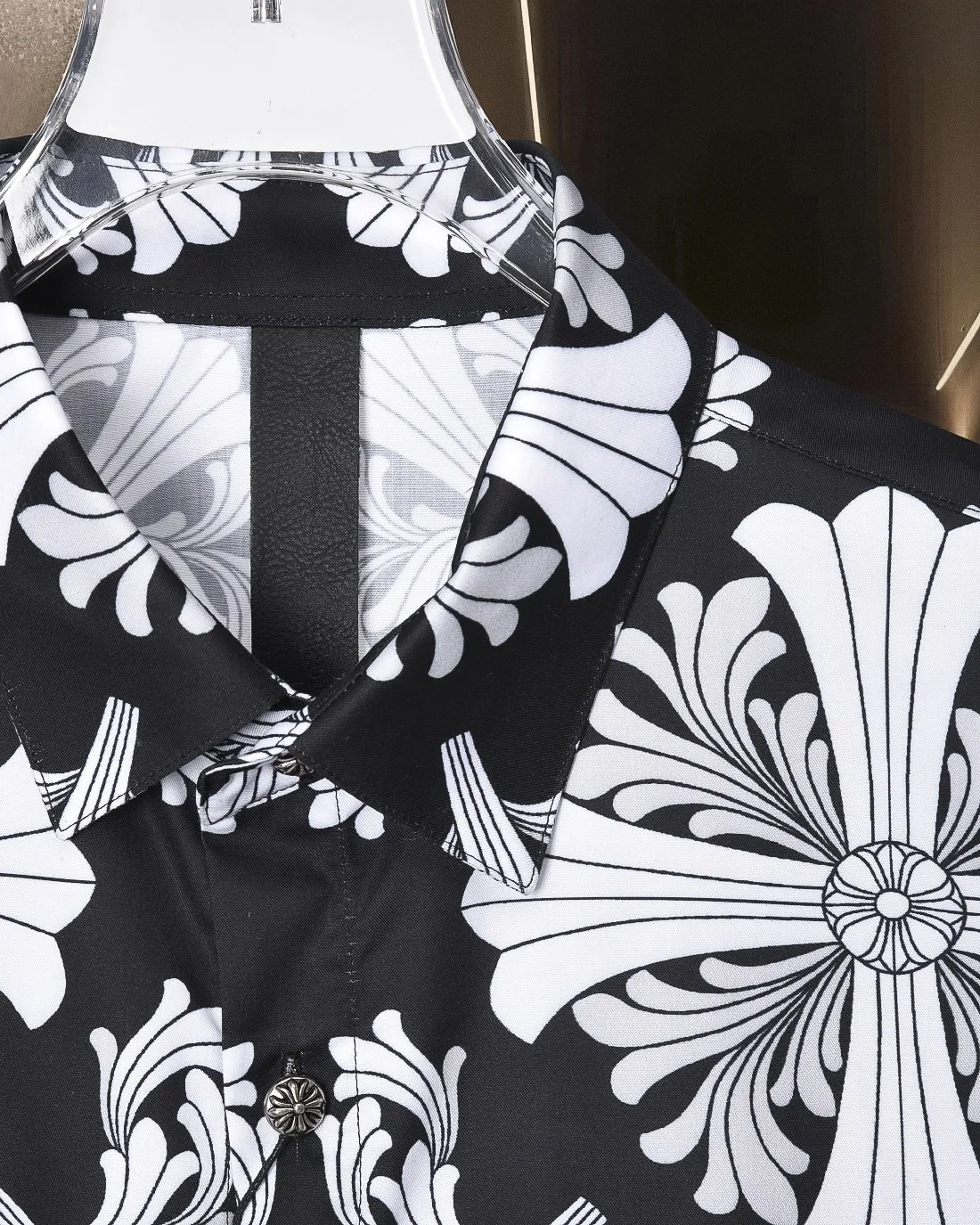 P276 Chrome Hearte/Chrome Heart 🔥Breaking news, versatile classic CH cross✝dark style original button logo digitally printed long-sleeved shirt 2025ss official website new long-sleeved shirt, exquisitely printed logo, high-end version, custom-made fabrics at the counter. Highly breathable and comfortable, exquisitely crafted, with impeccable detail processing, ✅customized logo engraved buttons, complete with three labels. Brand element design concept reflects high quality. It feels delicate and soft! It presents a casual cut and the upper body shape is great! 🐍Size: M-XXL